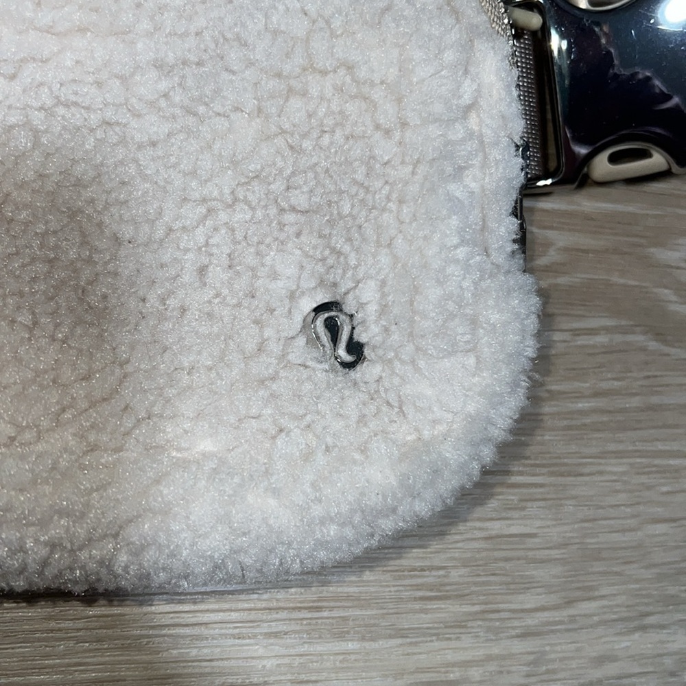 Lululemon Teddy Bear fleece everywhere belt bag - Picture 2 of 6